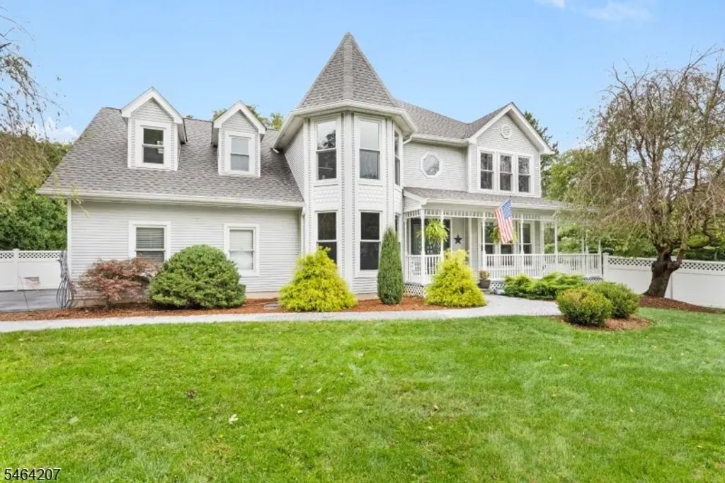 6 Larsen Dr, Roxbury Twp.