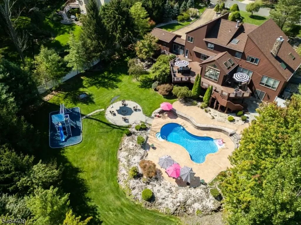 17 Chesterfield Dr, Warren Twp.
