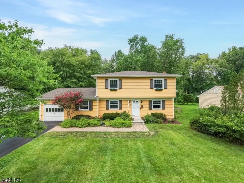 43 Chaucer Dr, Berkeley Heights Twp.