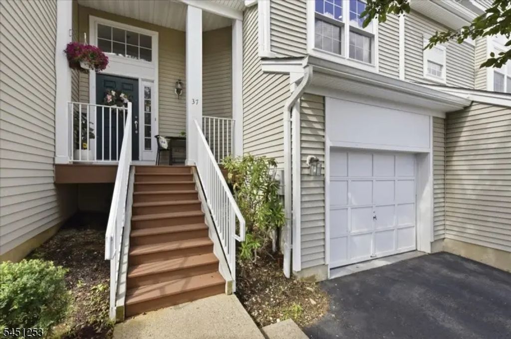 37 Woodmont Dr, Randolph Twp.