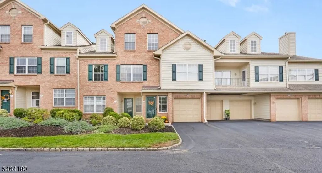 24 Gate House Ct, Morris Twp.