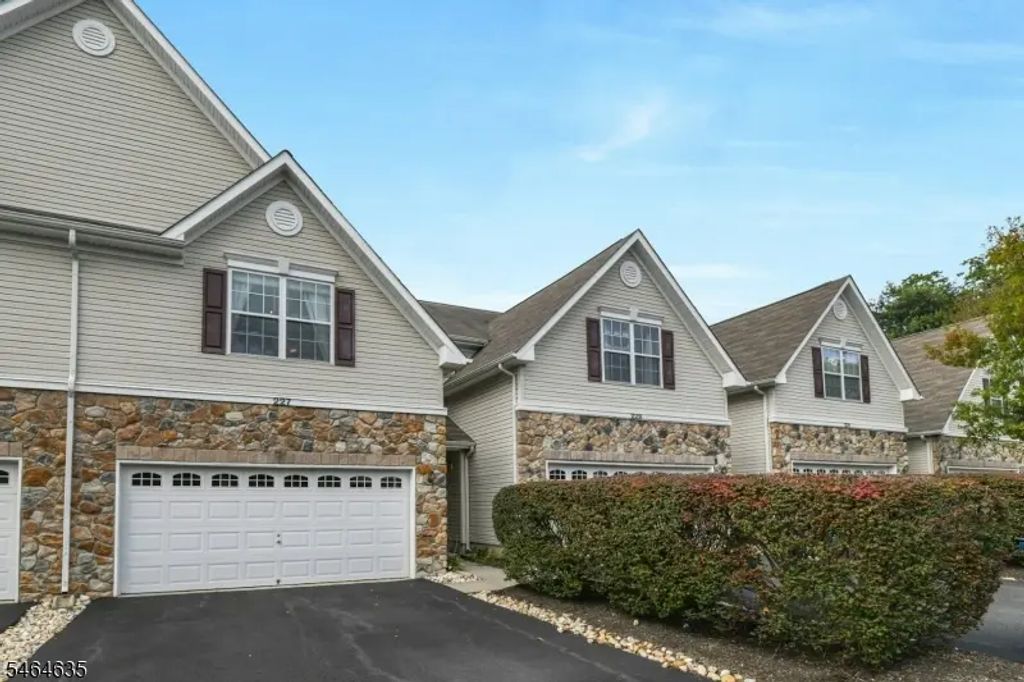 227 Concord Pl, Hopewell Twp.