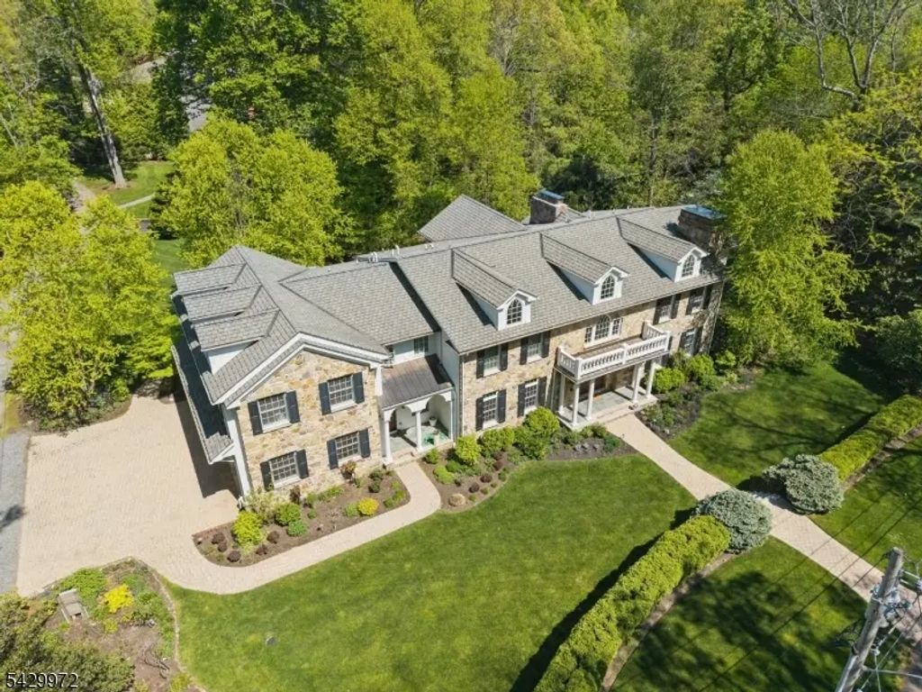 9 Bishops Ln, Millburn Twp.
