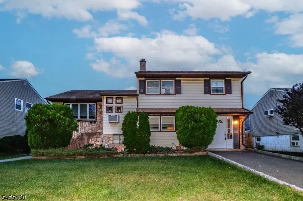 97 Sterling Dr, Woodbridge Twp.