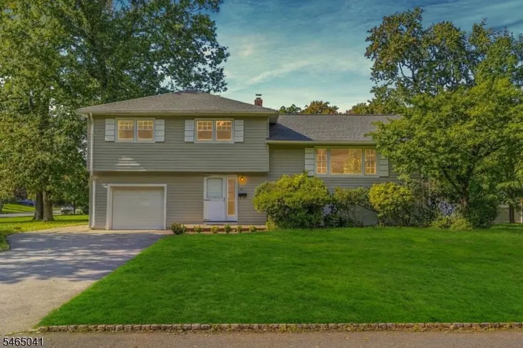 10 Aldom Cir, West Caldwell Twp.