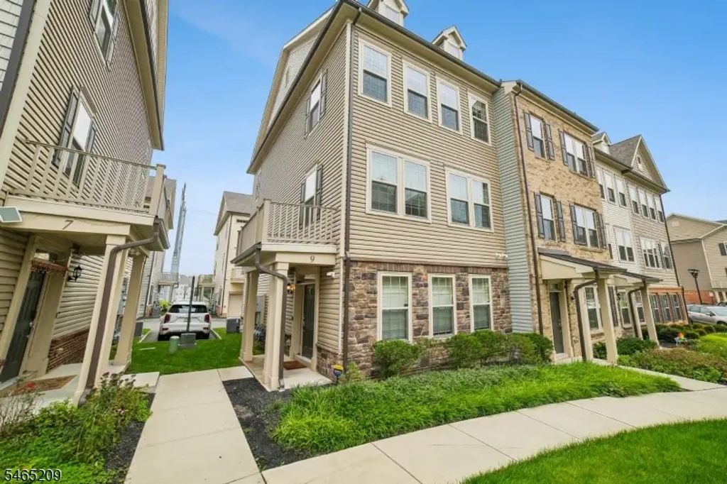 9 Haralson Ct, Livingston Twp.