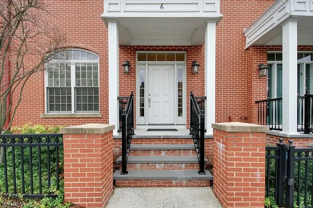 6 Carillon Cir, Livingston Twp.