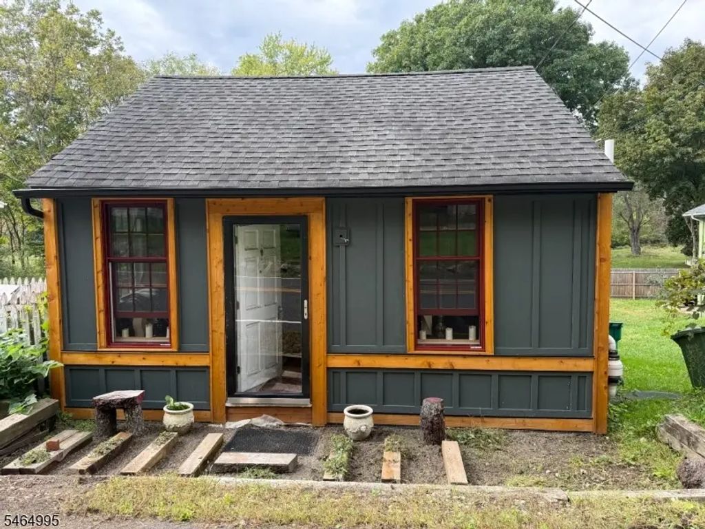 19 Musconetcong River Rd, Lebanon Twp.