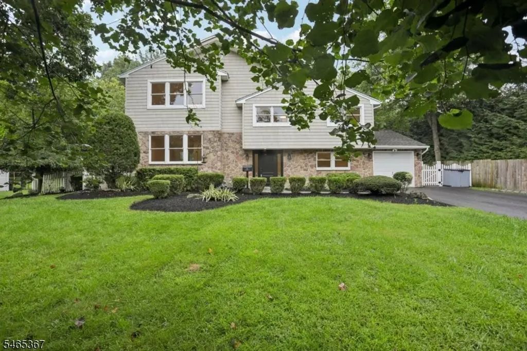 38 Billingsley Dr, Livingston Twp.