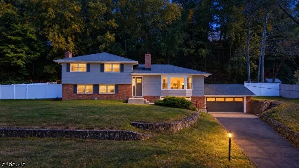 22 Mountainside Dr, Morris Twp.