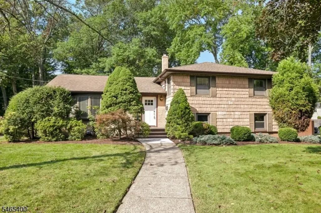 65 Springbrook Rd, Livingston Twp.