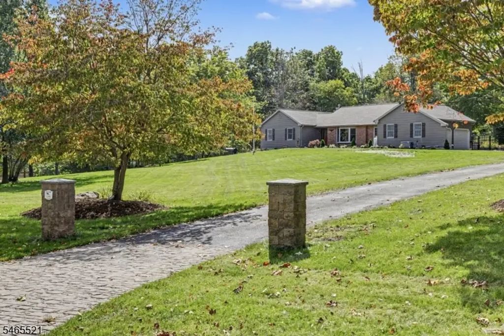 5 Alice Ct, Blairstown Twp.