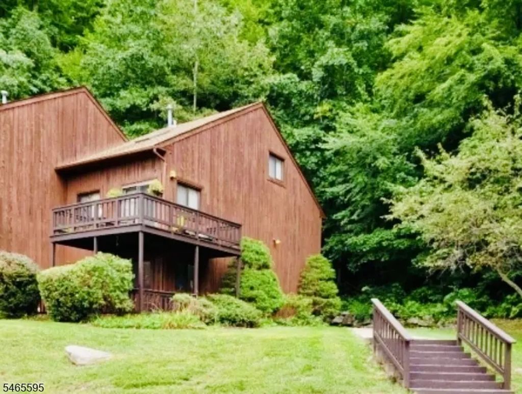 3 Steamboat Dr, Vernon Twp.