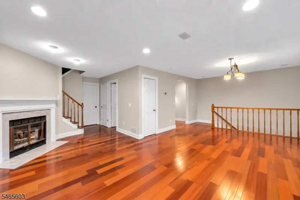 1118 Sage Ct, Mahwah Twp.