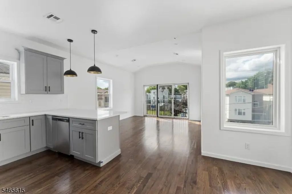 910 Bergen St, Newark City