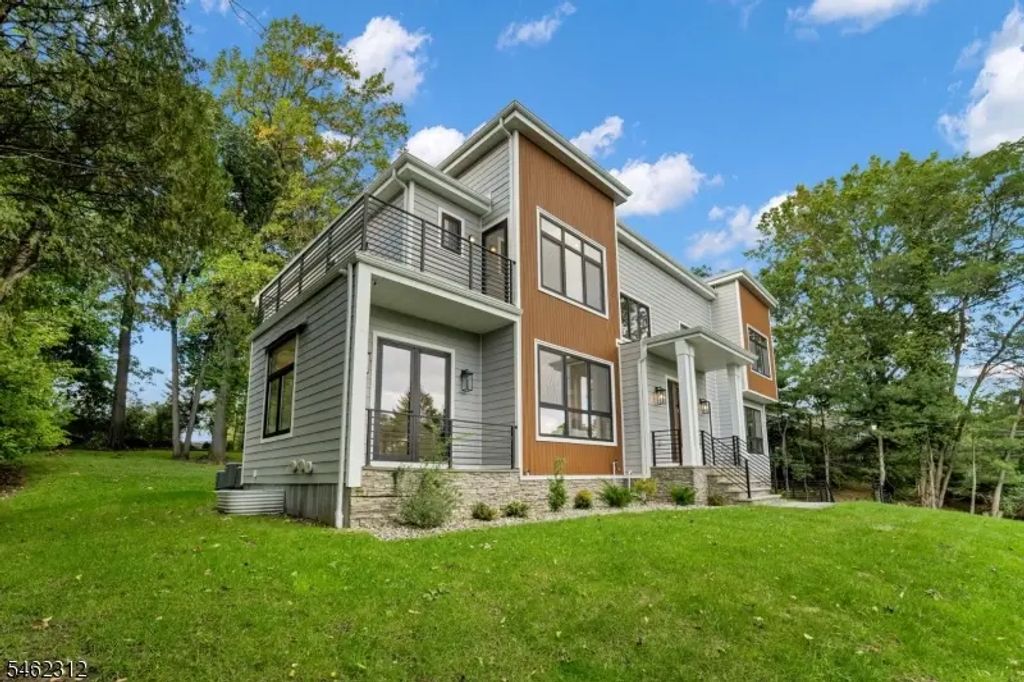 8 Fordham Rd, Livingston Twp.