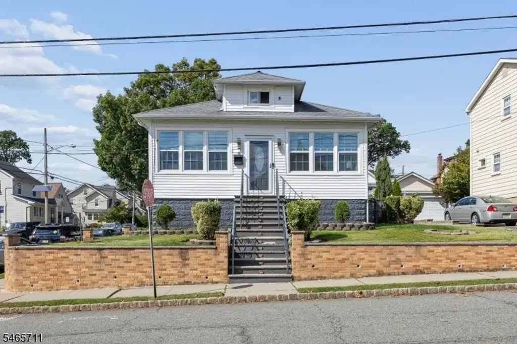 33 Adelaide St, Belleville Twp.