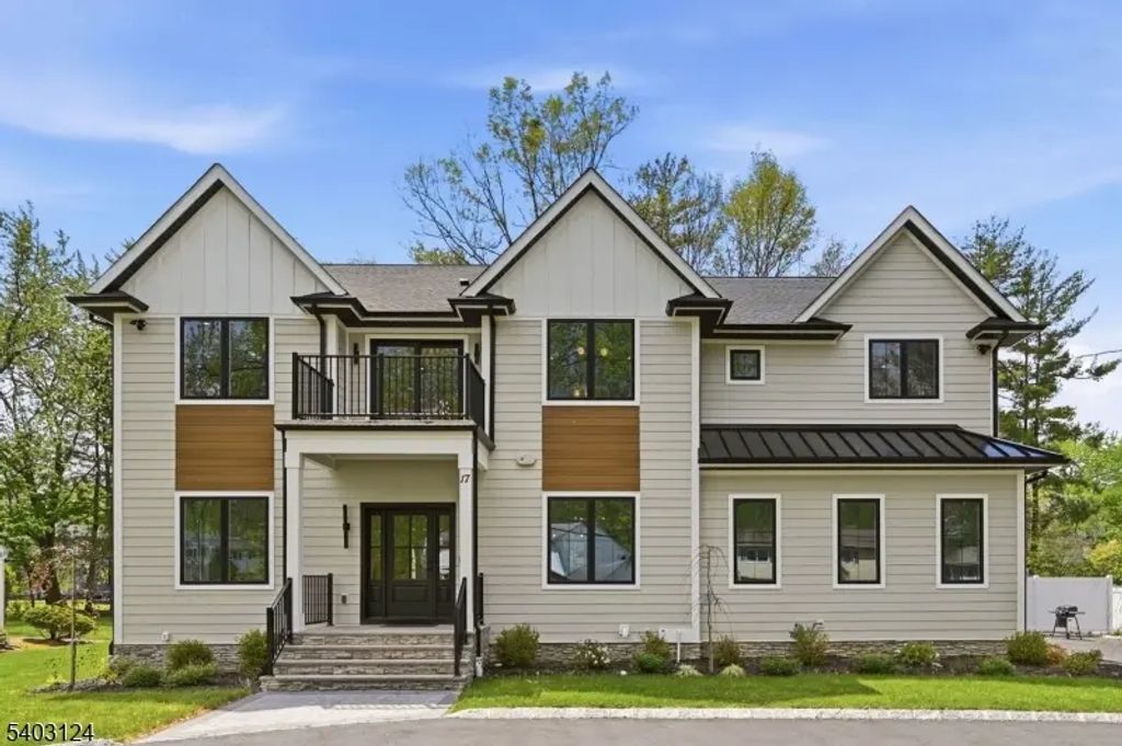17 Arlington Dr, Livingston Twp.
