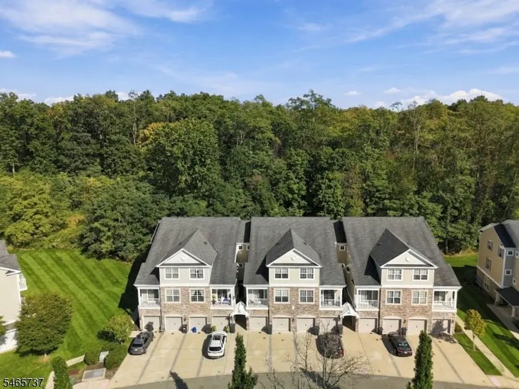 305 Waterview Ct, Hanover Twp.