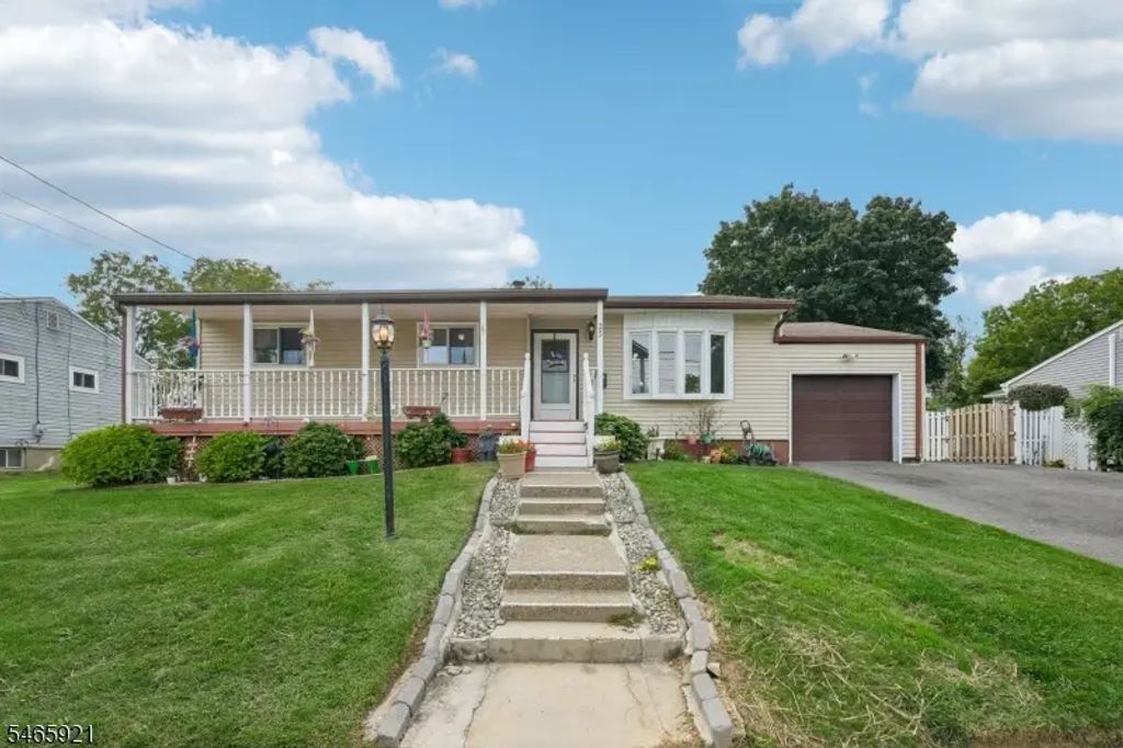25 Lawrence Dr, Hackettstown Town
