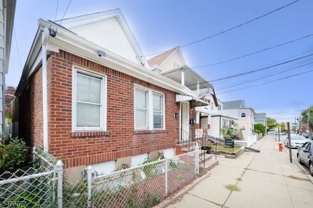 130 Ackerman Ave, Clifton City