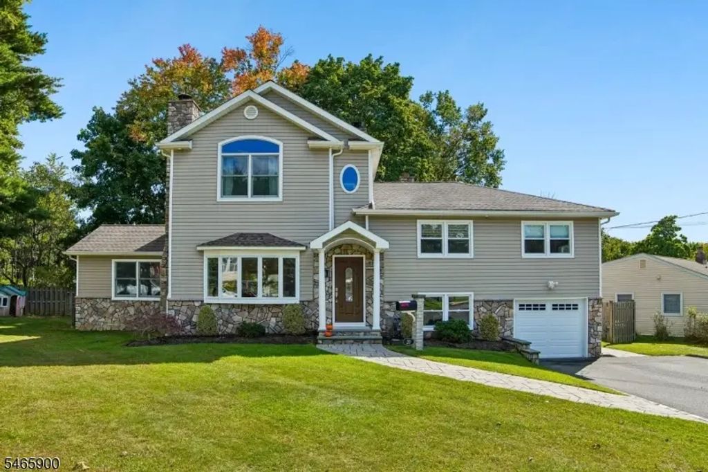 20 Emerson Dr, Livingston Twp.
