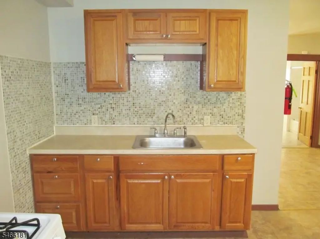 33 Cedar Alley, Phillipsburg Town