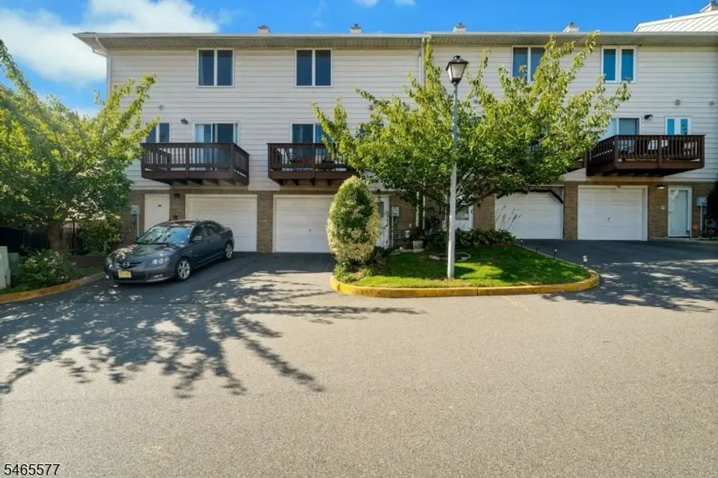 16 Westervelt Pl, Passaic City