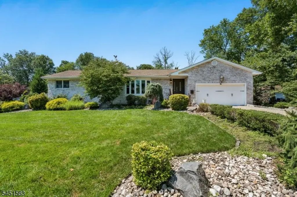 196 Hawthorne Dr, Clark Twp.