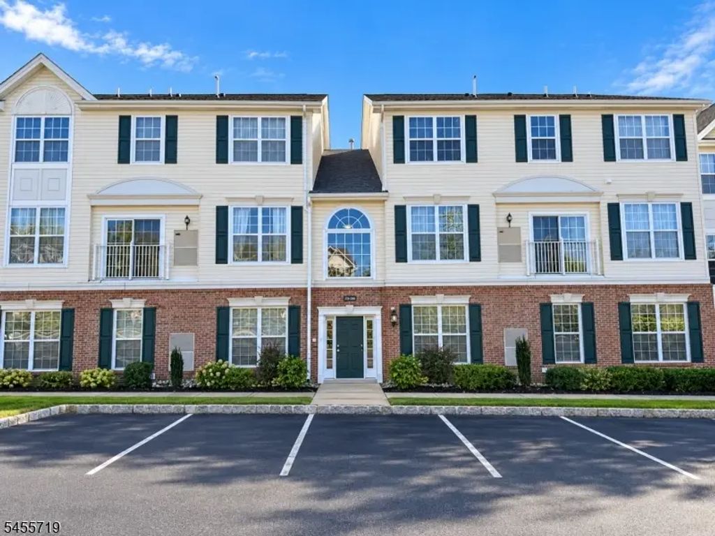 255 Windmill Ct, Lopatcong Twp.