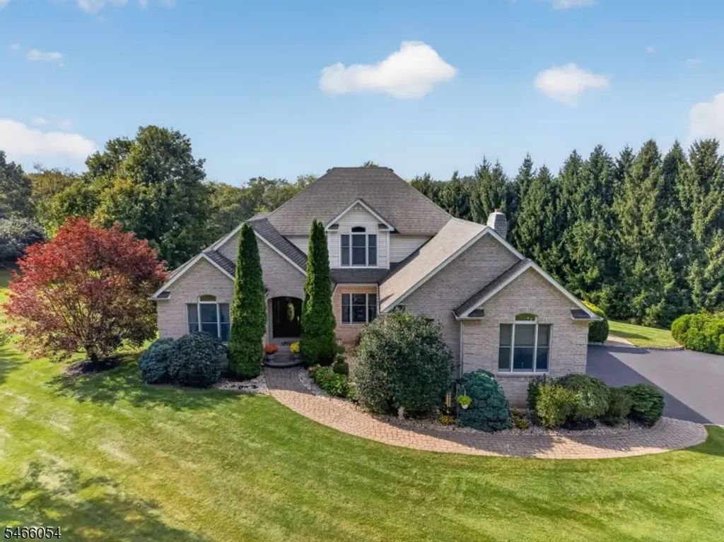 1 Mowder Road, Lebanon Twp.