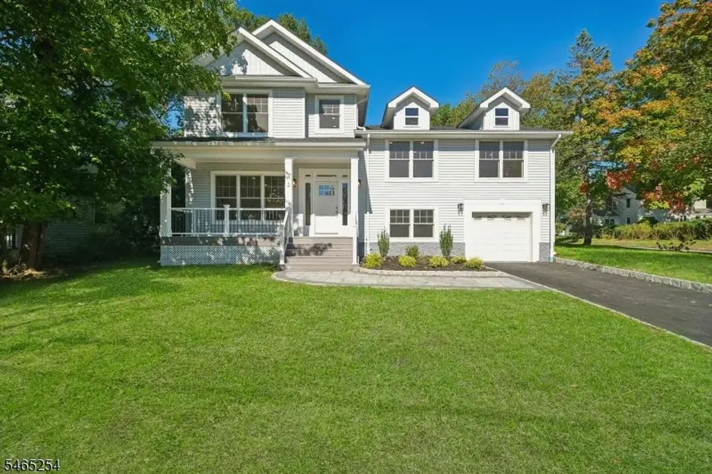 2 Macopin Dr, Livingston Twp.