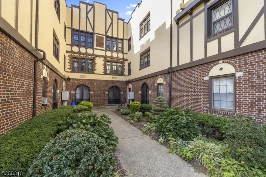 20 Garber Sq, Ridgewood Village