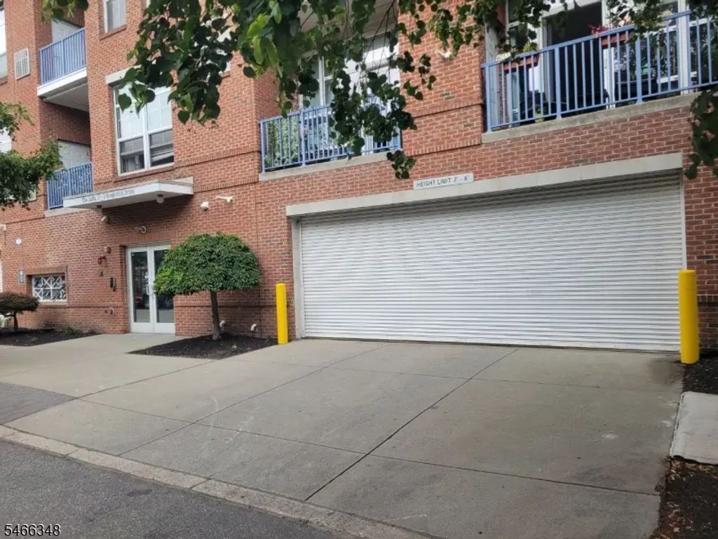 3 Greenwich Dr, Jersey City