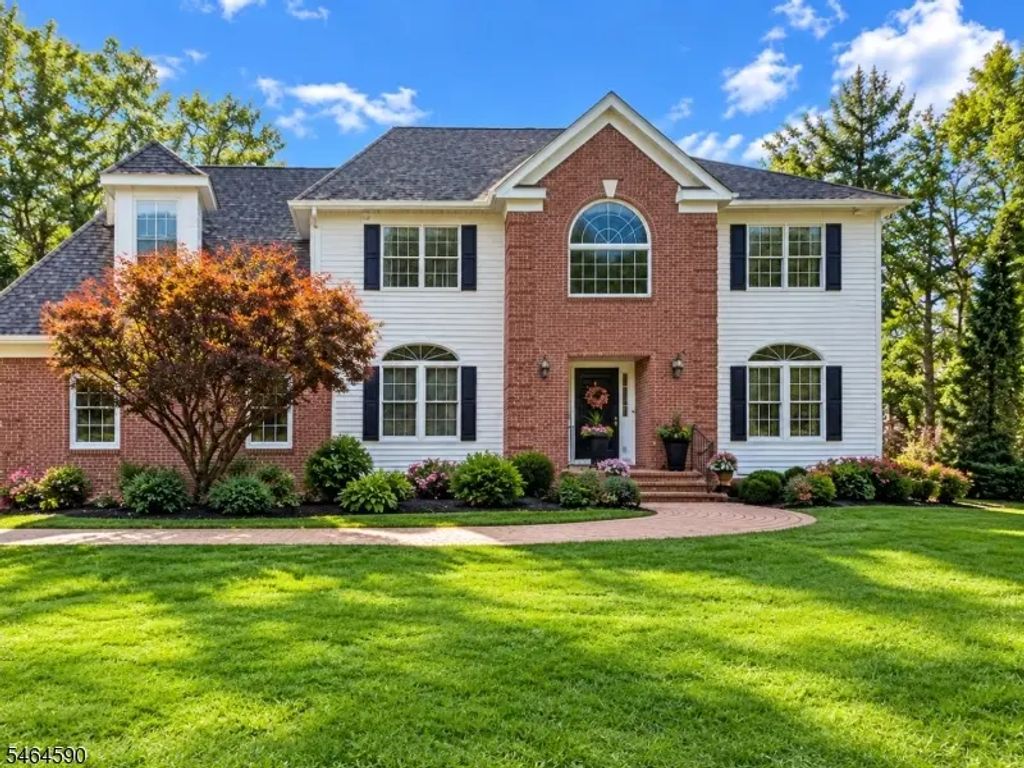 8 Chaucer Dr, Clinton Twp.