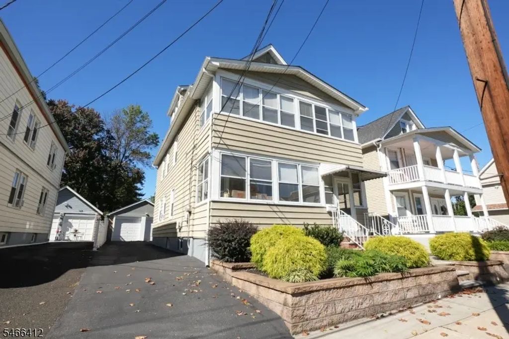 7 Chapman St, Bloomfield Twp.