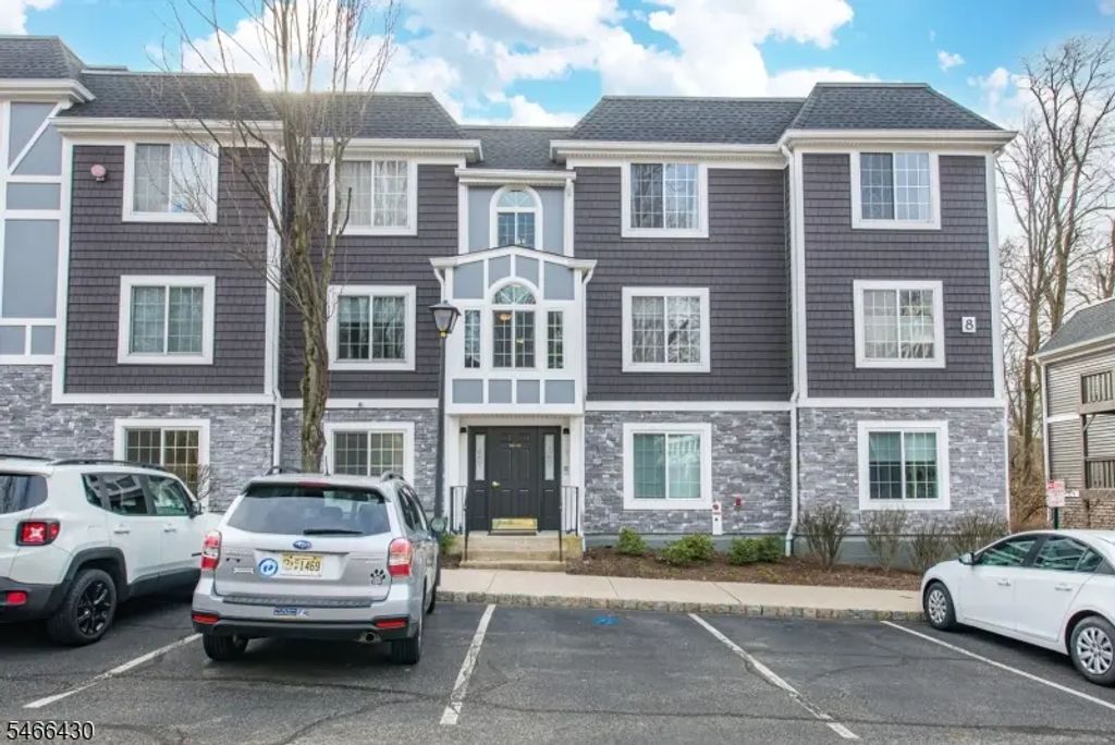 102 Village Dr, Morris Twp.