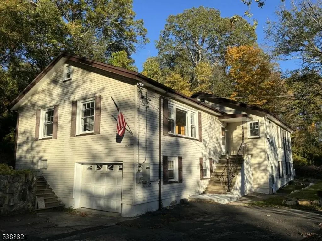 563 Lake Shore Dr, West Milford Twp.