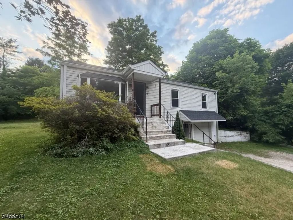 6 Stickles Pond Rd, Andover Twp.