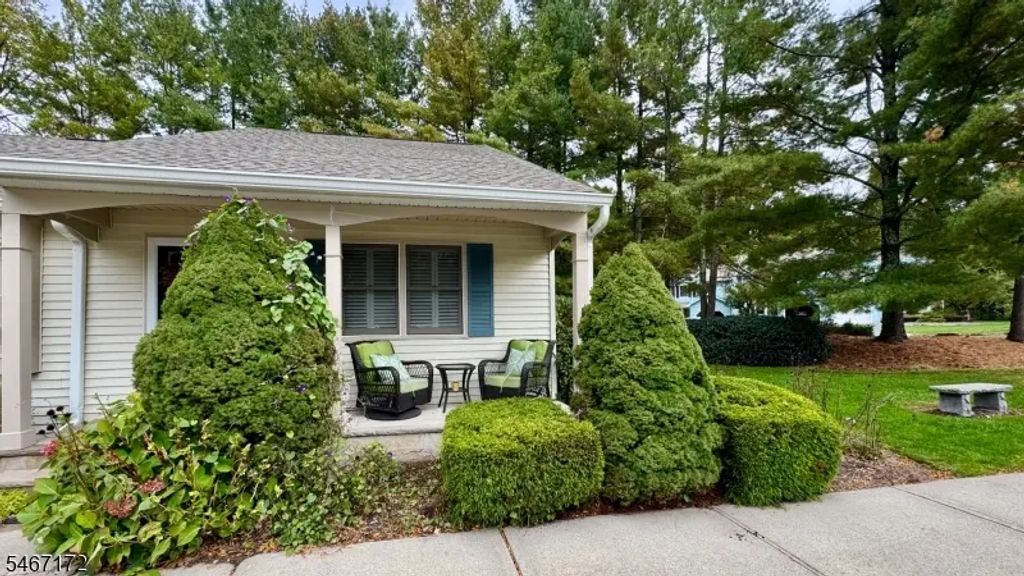 90 Carriage Ln, Sparta Twp.