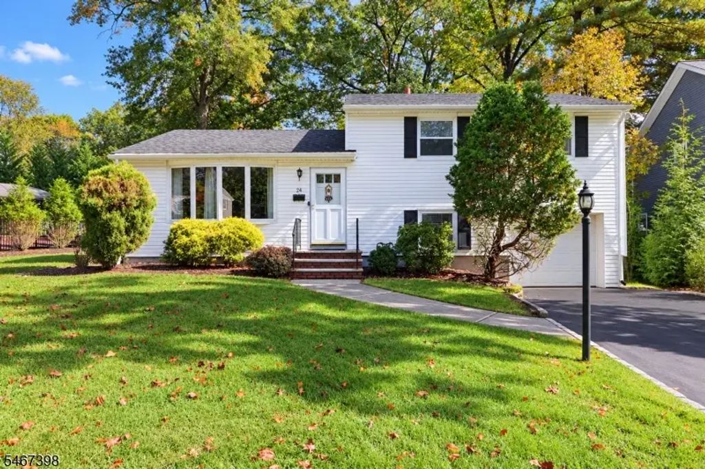 24 Countryside Dr, Livingston Twp.