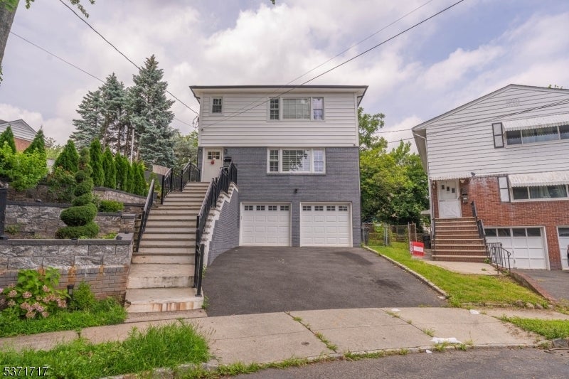 25 Evelyn Court, Maplewood Twp.