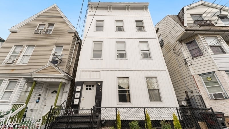 Photo of Listing #3988555