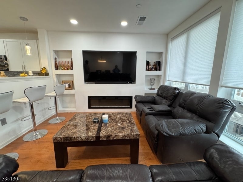 Photo of Listing #3957183
