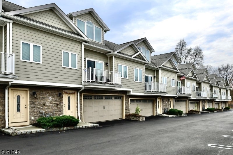 Photo of Listing #3957457