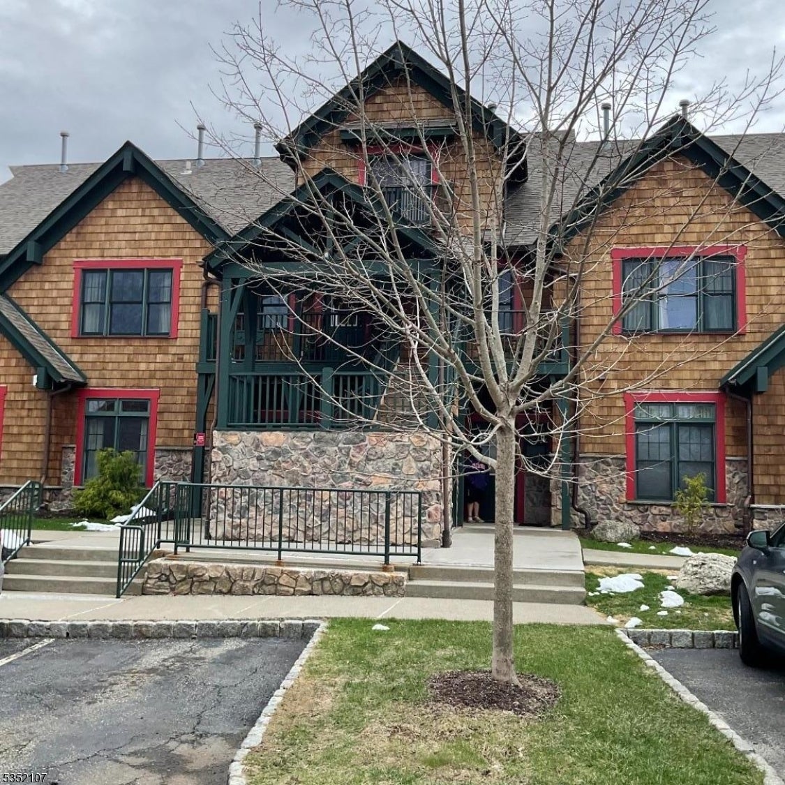 Photo of Listing #3957692