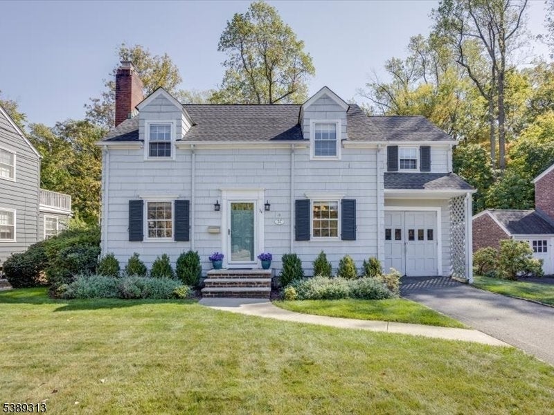 34 Essex Road, Essex Fells Twp.