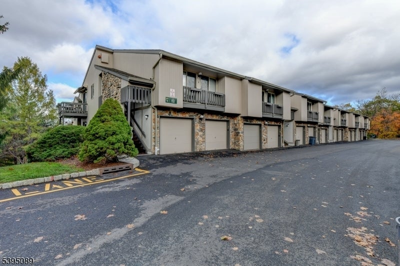 2 Meyer Ct, West Orange Twp.