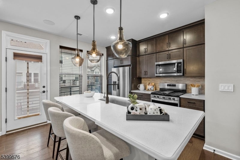 Photo of Listing #3999878