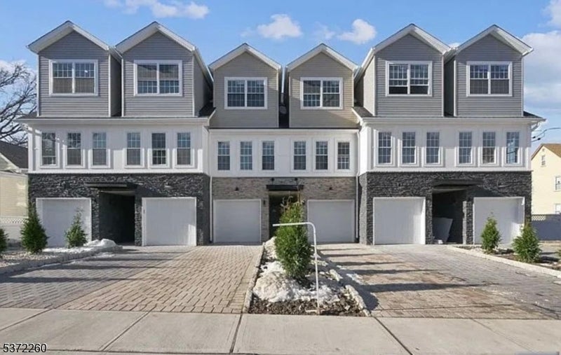 Photo of Listing #4002101